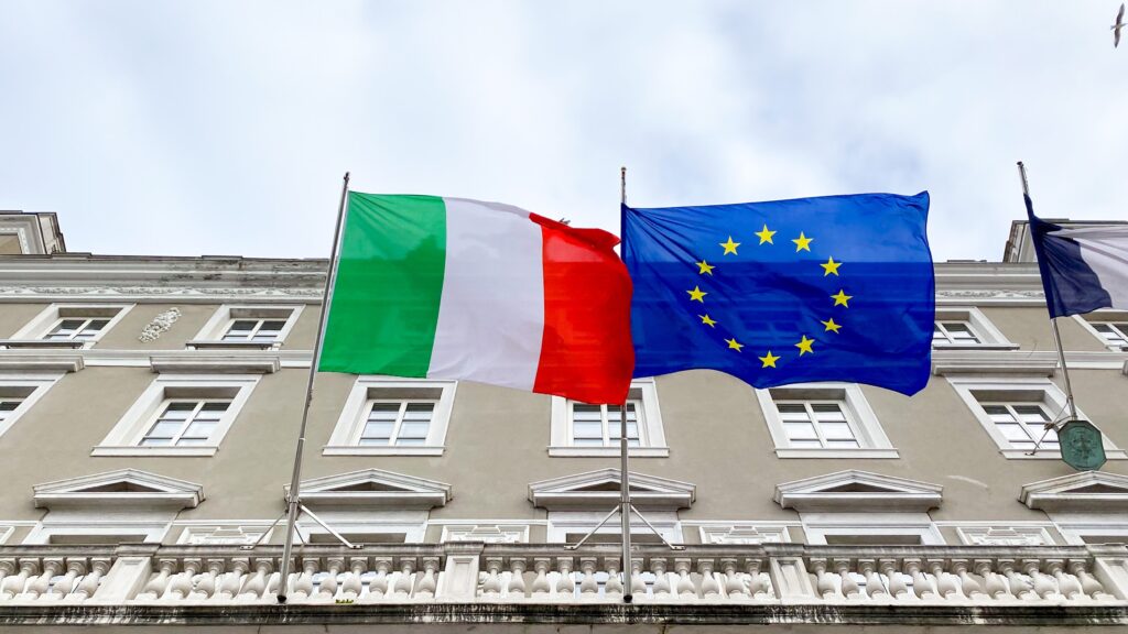 Bandiera italiana ed europea che sventolano al vento